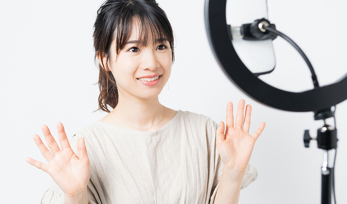 ライブ配信中の女性